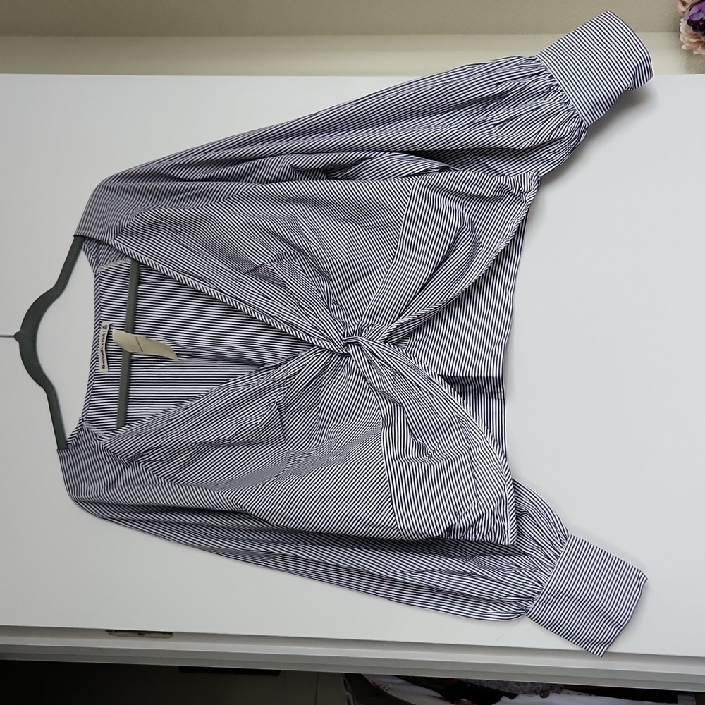 NWT Women's Long-Sleeve Cropped Poplin Twist Top